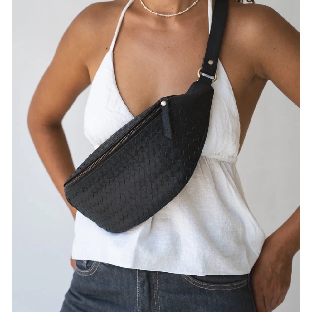 Mandrn- black leather woven fanny pack